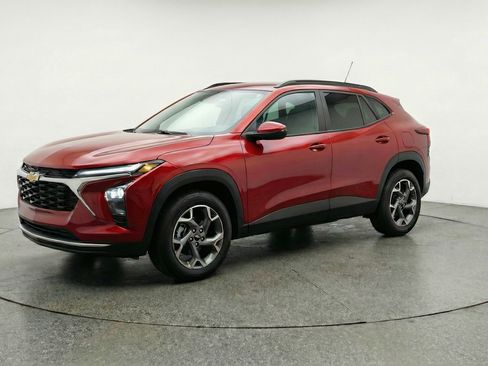 Used 2025 Chevrolet Trax LT w/ LT Convenience Package image 3