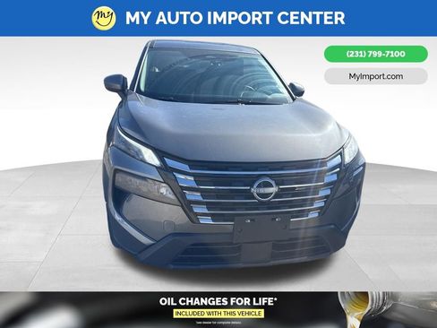 Used 2025 Nissan Rogue SV image 2