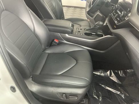Used 2023 Toyota Highlander XLE AWD/4WD image 14