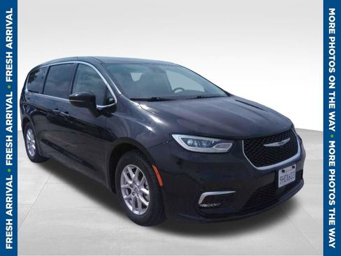 Used 2023 Chrysler Pacifica Touring-L FWD image 1