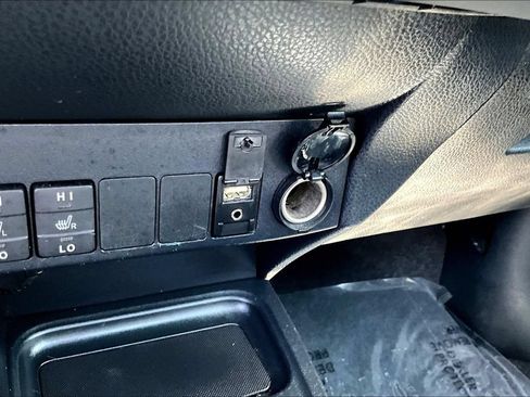 Used 2018 Toyota RAV4 Limited FWD image 18