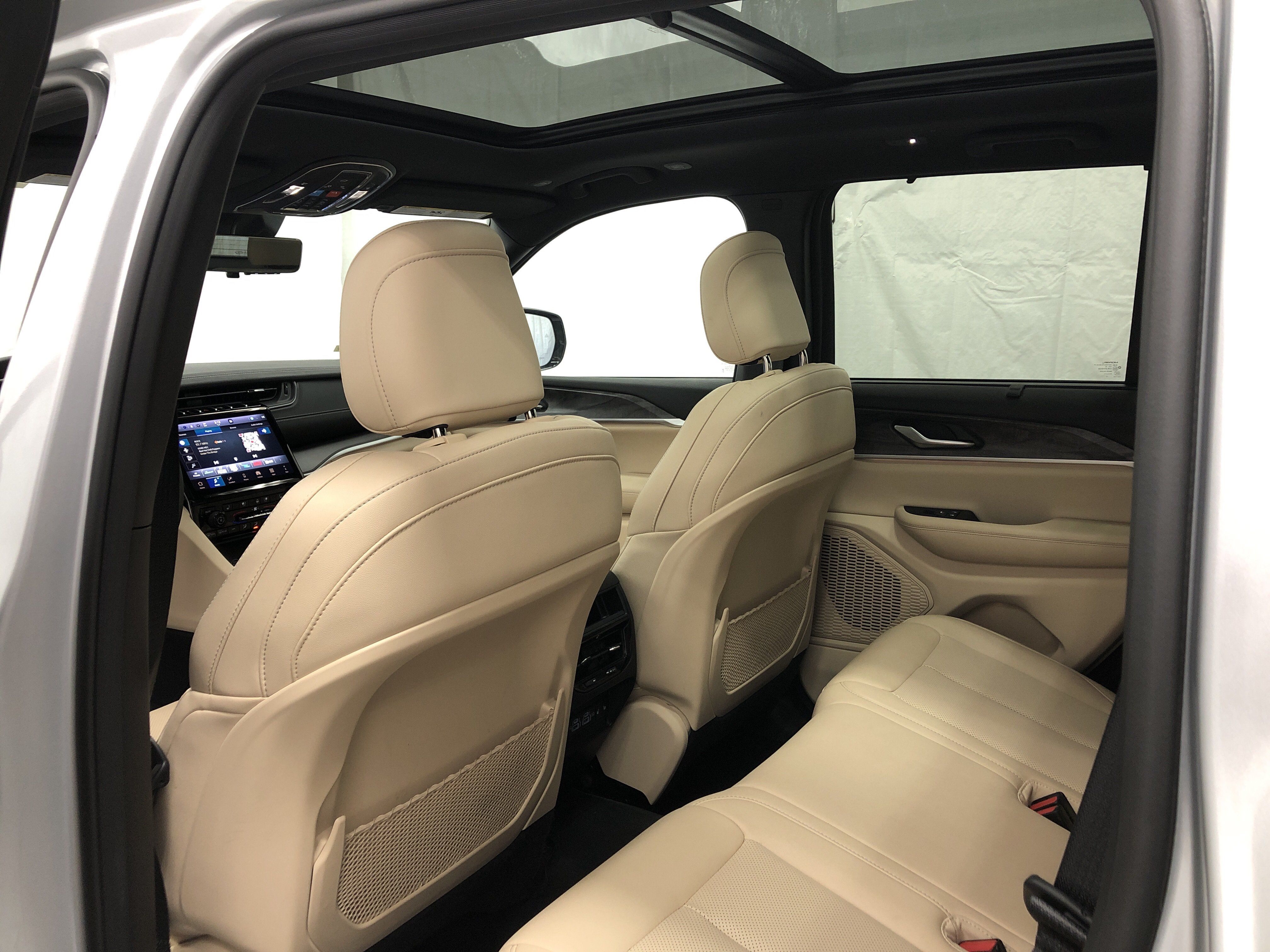 Certified 2024 Jeep Grand Cherokee Limited w/ Luxury Tech Group II AWD/4WD image 13