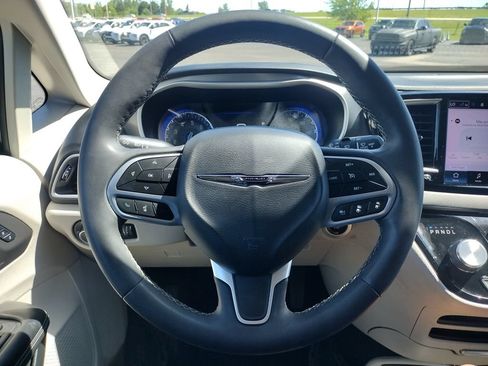 Used 2023 Chrysler Pacifica Touring-L FWD image 5