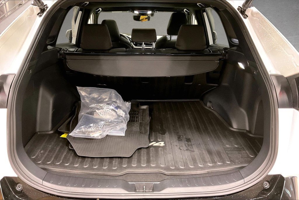 Used 2023 Toyota RAV4 SE w/ Weather & Moonroof Package AWD/4WD image 5