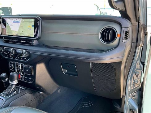 Used 2025 Jeep Gladiator Mojave AWD/4WD image 17