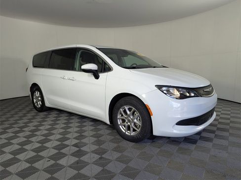 Used 2023 Chrysler Voyager LX image 2