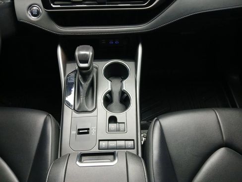 Used 2022 Toyota Highlander XLE FWD image 10