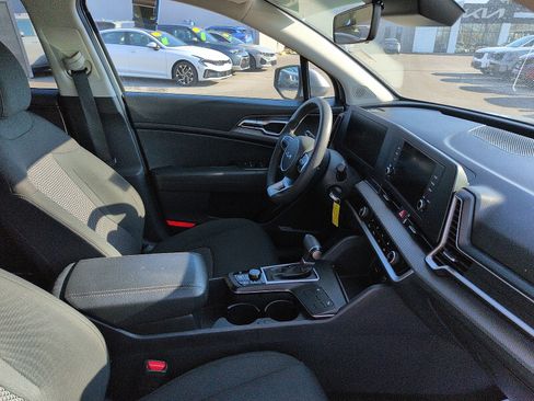 Used 2023 Kia Sportage LX image 7