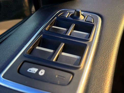 Used 2017 Jaguar F-PACE Premium image 22