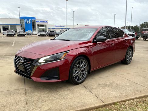 Used 2023 Nissan Altima 2.0 SR image 3