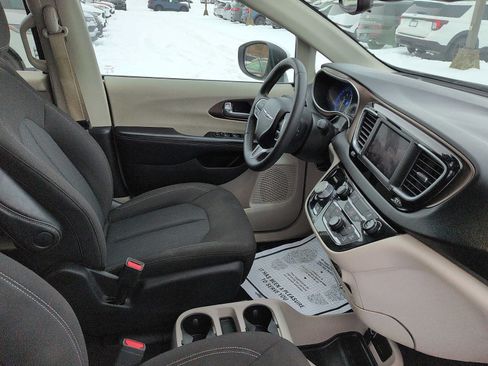 Used 2023 Chrysler Voyager LX FWD image 9