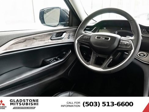 Used 2023 Jeep Grand Cherokee Limited AWD/4WD image 12
