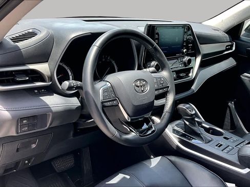 Used 2021 Toyota Highlander XLE AWD/4WD image 18