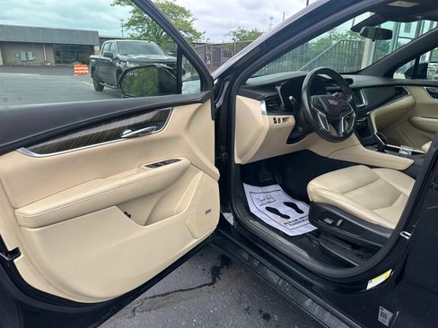 Used 2019 Cadillac XT5 FWD image 11
