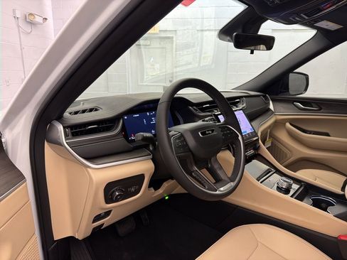 New 2025 Jeep Grand Cherokee Limited w/ MOPAR Finishing Package image 15