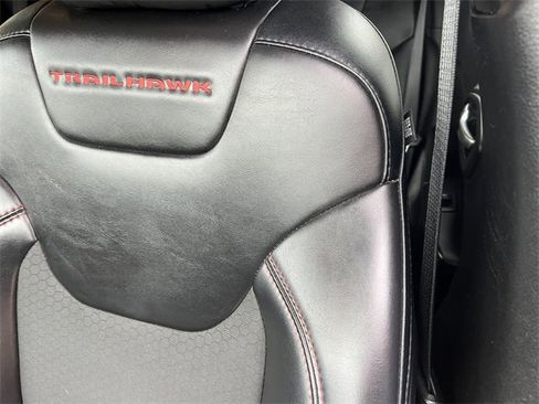 Used 2022 Jeep Cherokee Trailhawk image 13
