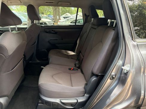 Used 2025 Toyota Highlander LE FWD image 39
