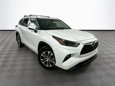Used 2023 Toyota Highlander XLE AWD/4WD image 1