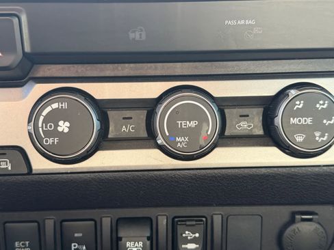 Used 2019 Toyota Tacoma SR5 RWD image 11