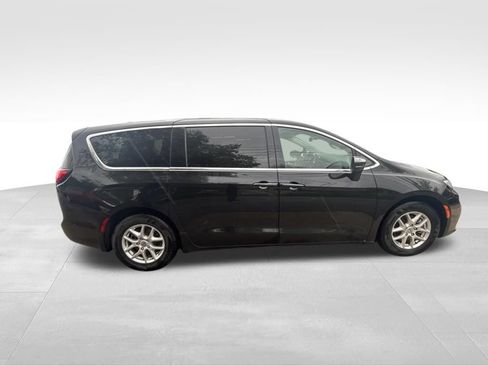 Used 2023 Chrysler Pacifica Touring-L FWD image 8