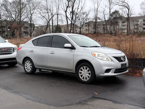 Used 2014 Nissan Versa SV image 1