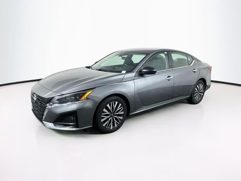 Used 2025 Nissan Altima 2.5 SV FWD image 3