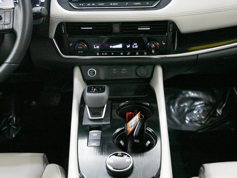 Used 2023 Nissan Rogue SL AWD/4WD image 16