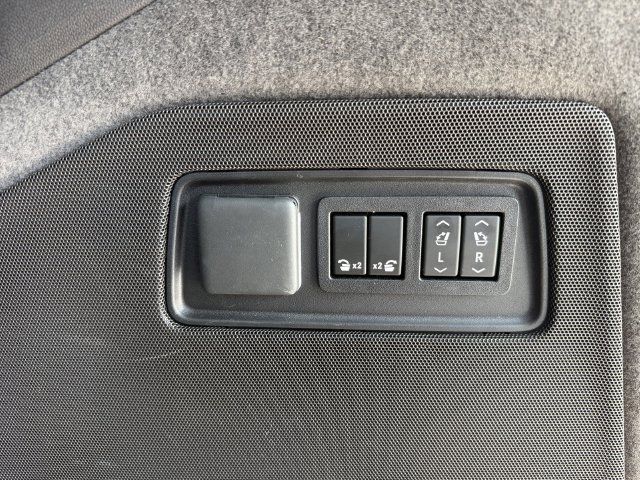 Used 2021 Cadillac Escalade Premium Luxury w/ Performance Package AWD/4WD image 46