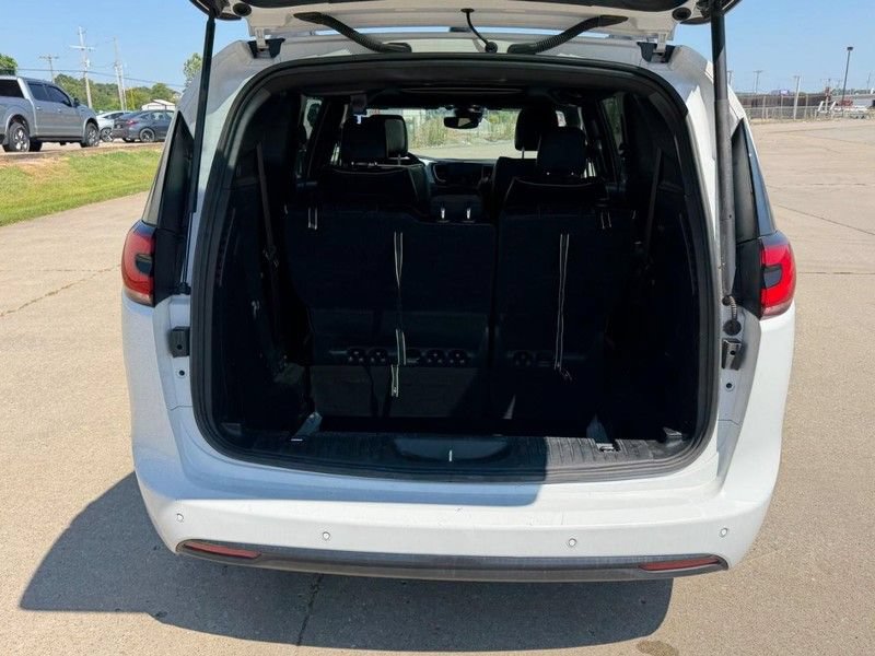 Used 2025 Chrysler Pacifica Limited FWD image 5