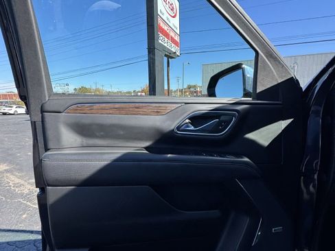 Used 2023 Chevrolet Suburban Premier image 12