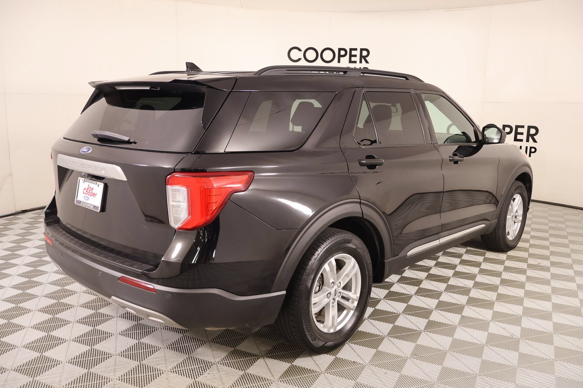 Used 2020 Ford Explorer XLT w/ Equipment Group 202A AWD/4WD image 21