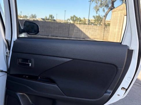 Used 2017 Mitsubishi Outlander ES image 29