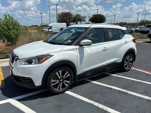 Used 2018 Nissan Kicks SV FWD image 2