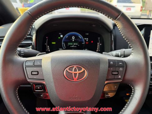 Used 2025 Toyota Camry SE FWD image 8