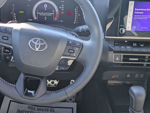 Used 2025 Toyota Camry SE image 21