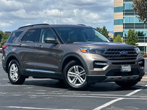 Used 2021 Ford Explorer XLT w/ Equipment Group 202A RWD image 2