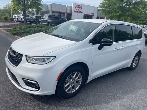 Used 2024 Chrysler Pacifica Touring-L image 1