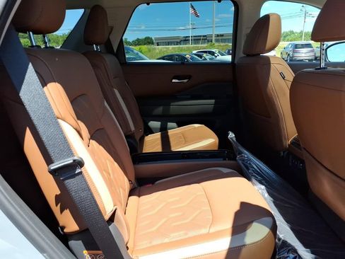 New 2026 Nissan Pathfinder Platinum AWD/4WD image 8