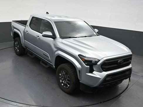 Used 2025 Toyota Tacoma SR5 AWD/4WD image 21