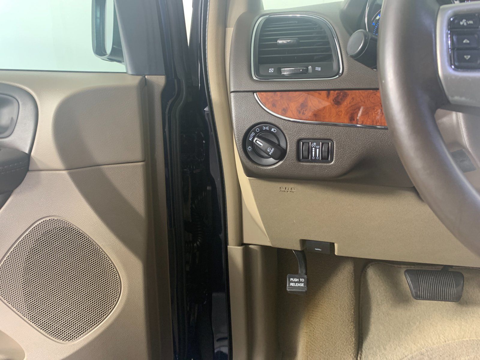 Used 2015 Chrysler Town & Country Touring w/ Trailer Tow Group FWD image 16