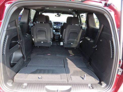 Used 2021 Chrysler Pacifica Touring AWD/4WD image 40