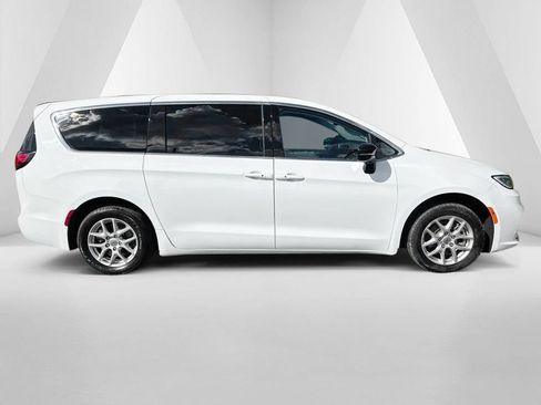 Used 2024 Chrysler Pacifica Touring-L FWD image 8