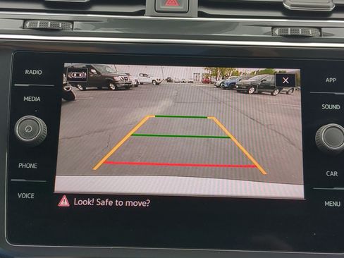 Used 2022 Volkswagen Tiguan SE w/ Panoramic Sunroof Package AWD/4WD image 26