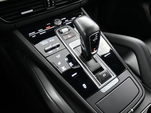 Certified 2022 Porsche Cayenne AWD/4WD image 22