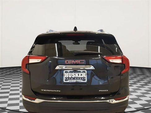 Used 2024 GMC Terrain SLT image 11