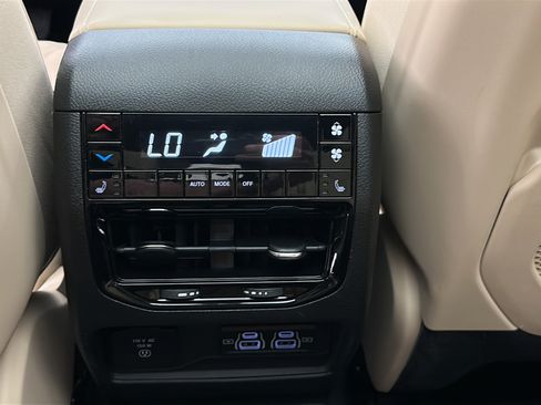 Used 2025 Jeep Grand Cherokee L Limited w/ Luxury Tech Group II AWD/4WD image 10
