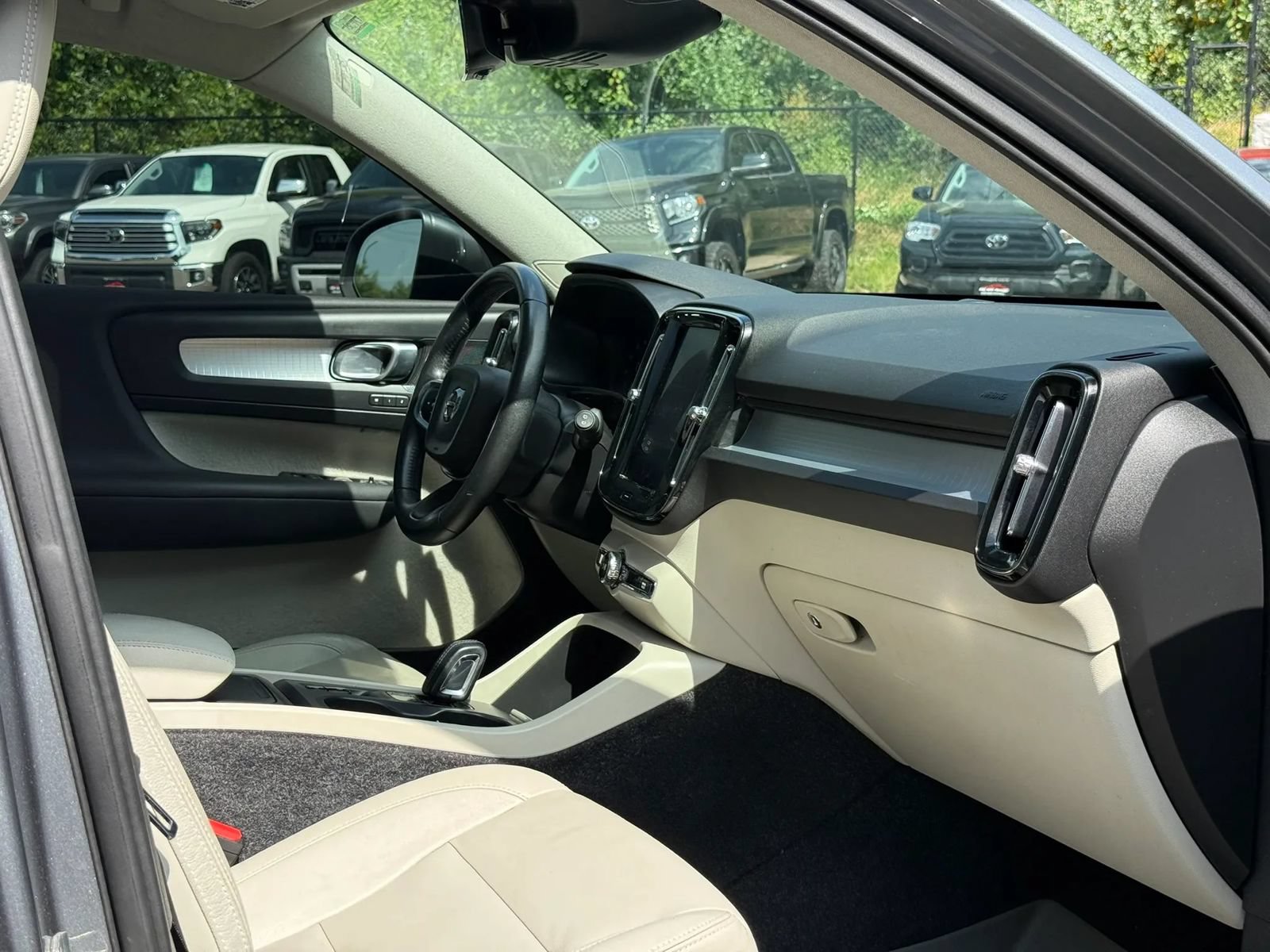 Used 2019 Volvo XC40 T5 Momentum AWD/4WD image 16