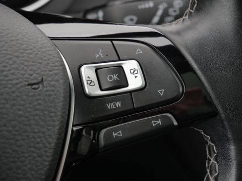 Certified 2021 Volkswagen Tiguan SE R-Line image 31