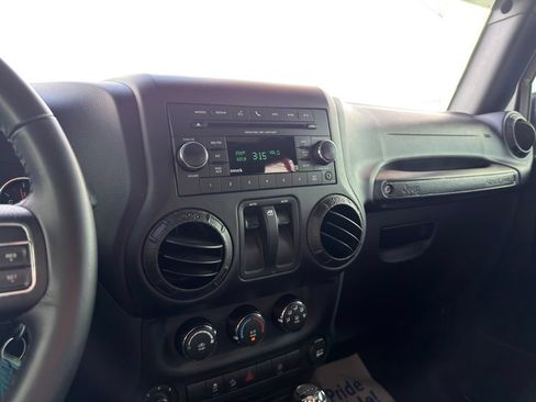 Used 2018 Jeep Wrangler Sahara w/ Connectivity Group AWD/4WD image 17