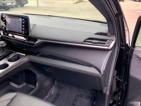 Used 2024 Toyota Sienna XLE Woodland Edition image 18